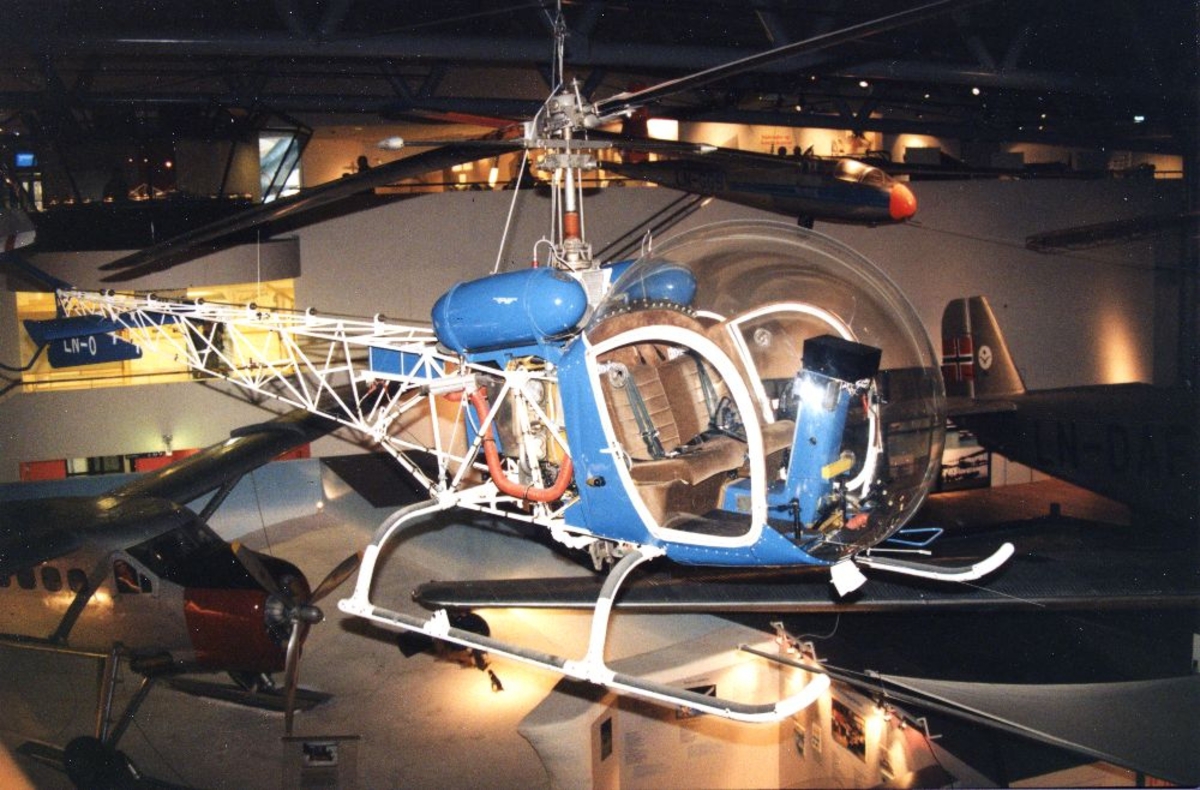 Ett helikopter: LN-ORW, Bell 47D-1, amerikansk lett helikopter. Benyttet både militært og sivilt etter Andre Verdenskrig. Tatt innendørs.
