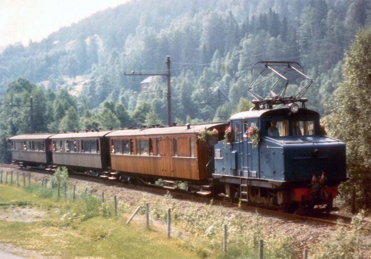 Åpningstoget under gjenåpningen av Thamshavnbanen som museumsjernbane 10. juli 1983.