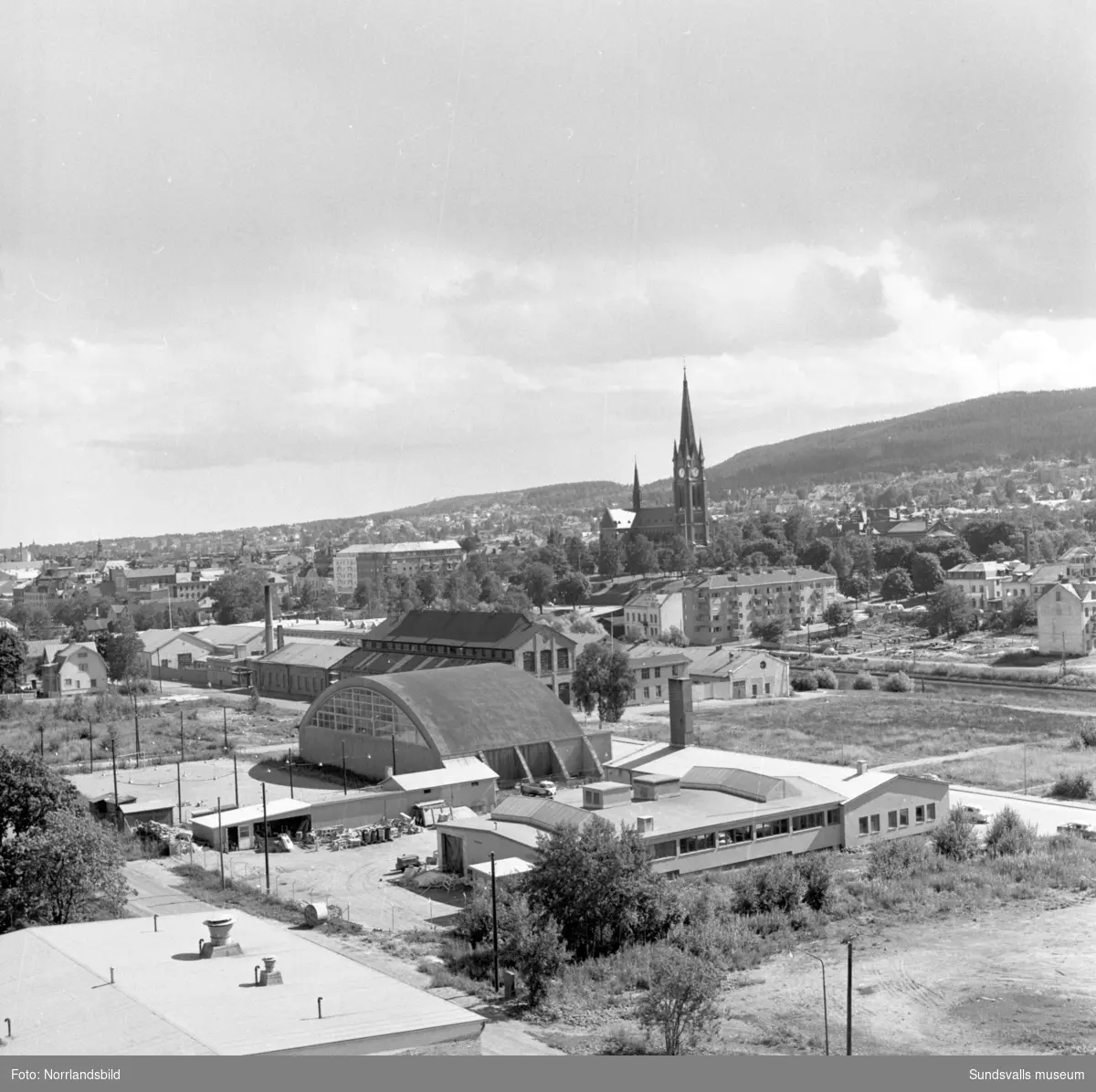 Utsikt  från ett av höghusen vid Repslagarvägen, Alliero. Fotograferat in mot staden, kyrkan och tennishallen syns på bilderna.