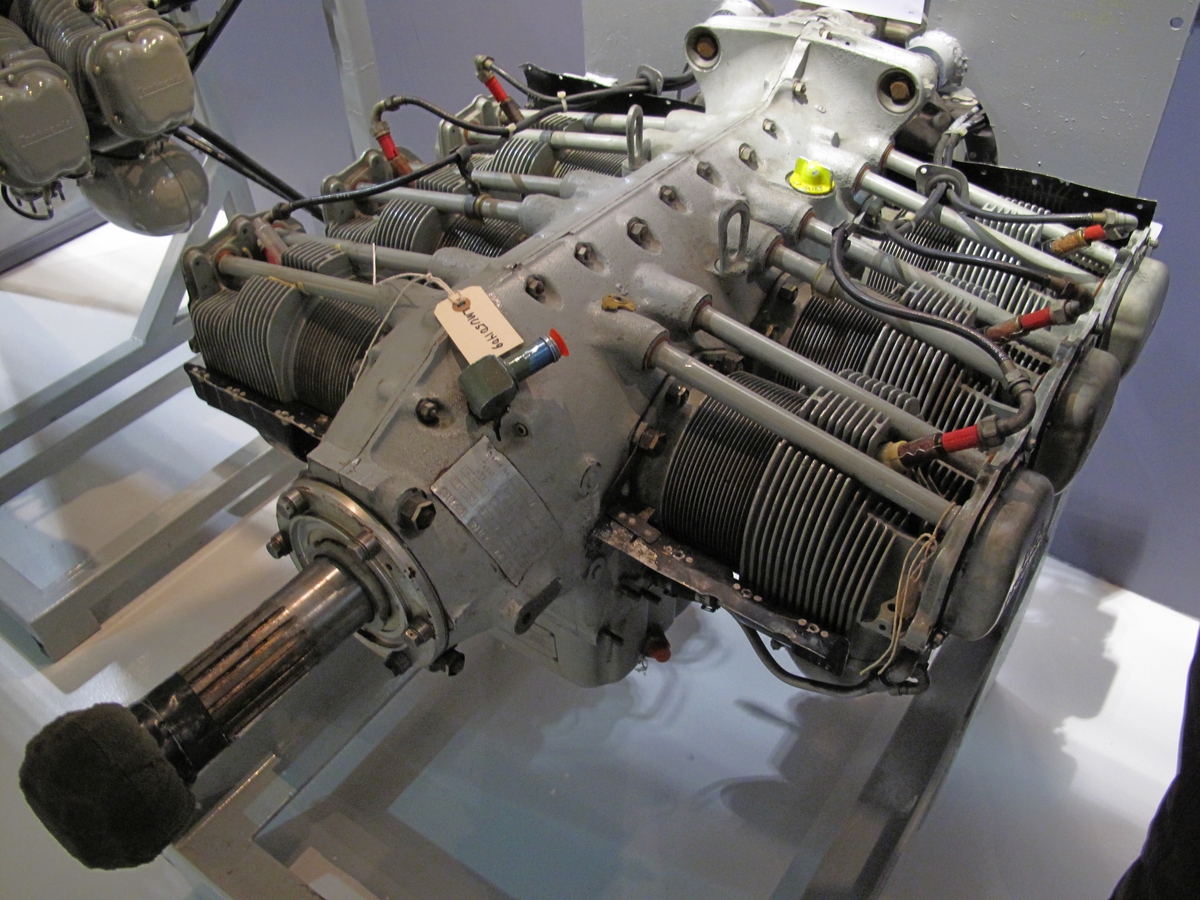 Motoren er en luftavkjølt boxermotor på 7,1 liter med 6 sylindre. Ytelse er 190 hk ved turtall på 2550rpm.