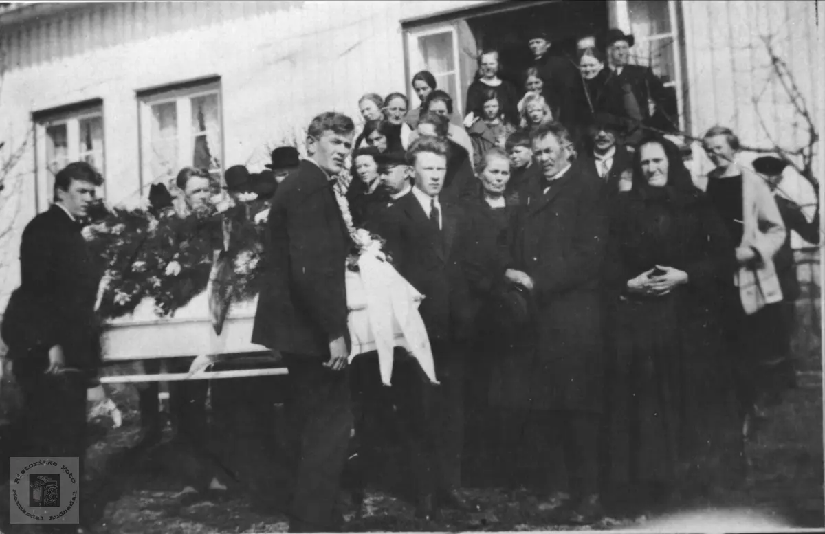 Begravelse til Olav Olsen Høye f. 1893 død 1925