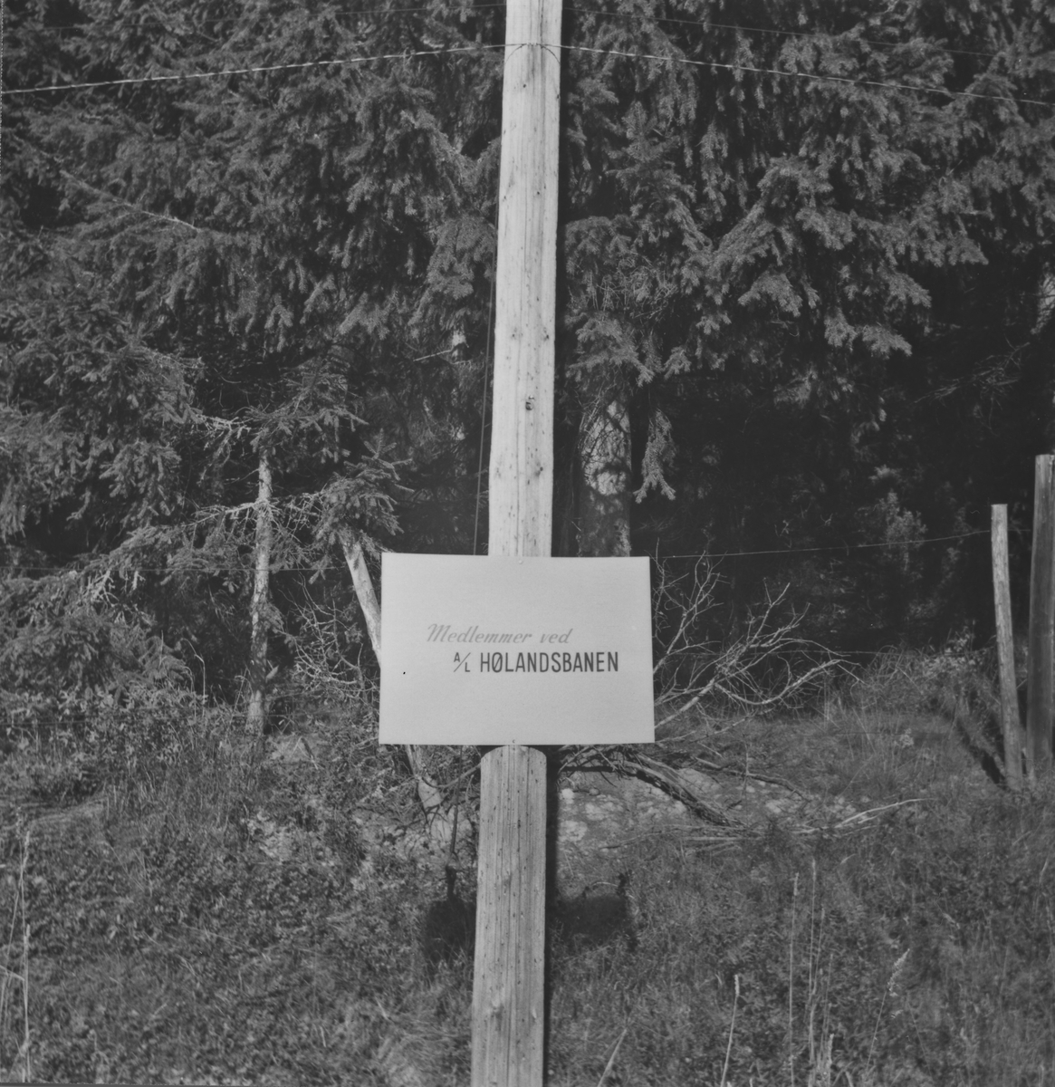 Fra en TV-produksjon som ble tatt opp i 1967. Carl Fr Thorsager var guide og plakatene som sees på stolpene var avslutning. Det ble kjørt med diesellok fra stolpe til stolpe.