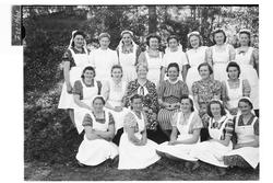 Unge kvinner  i gruppe.