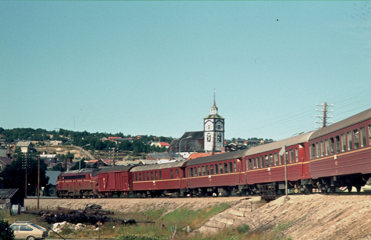 Dagtoget på Rørosbanen, Ht 301, kjører inn på Røros stasjon.