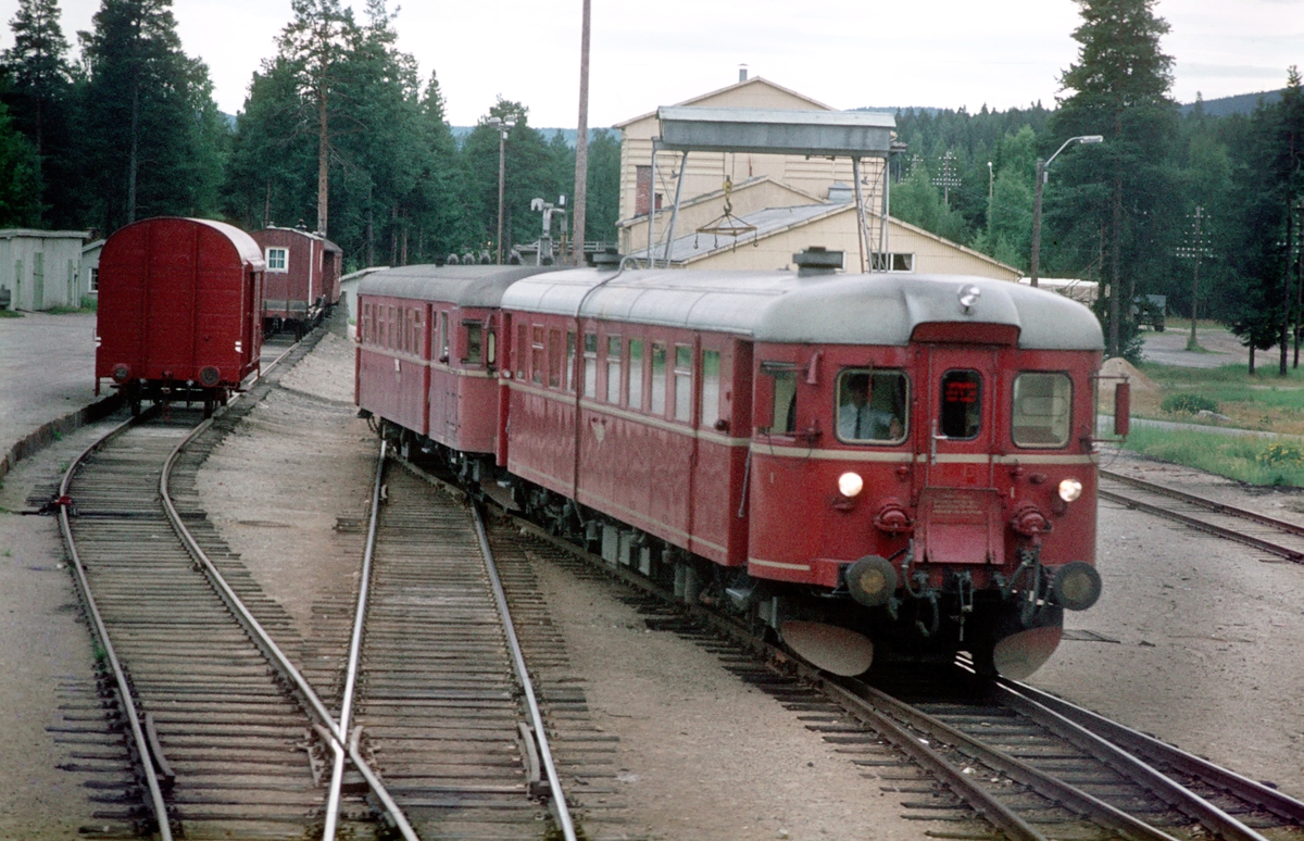 Kryssing mellom togene 302 (Trondheim - Oslo Ø) og 375 (Hamar - Røros). Motorvogn type 86G.