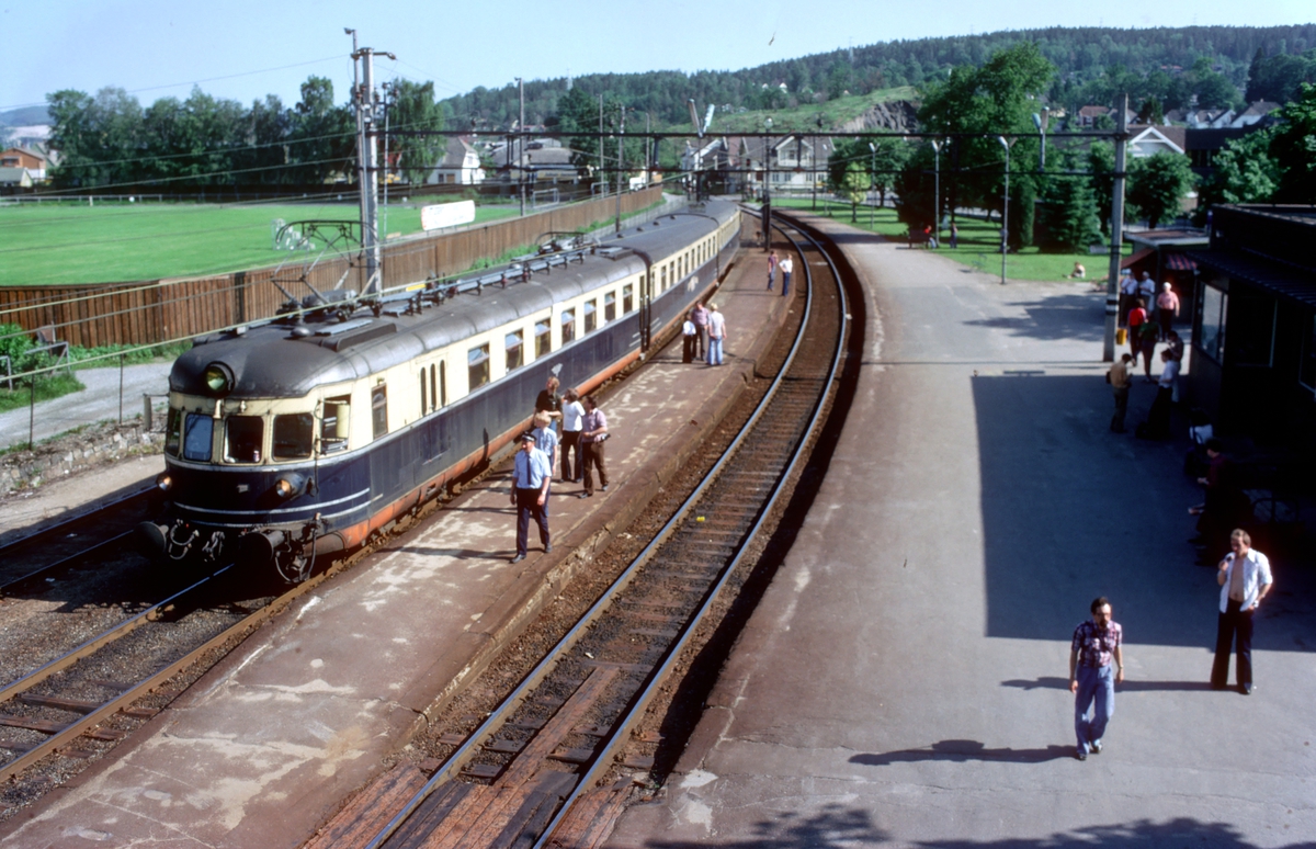 "Farvel til type 66". Ekstratog for Norsk Jernbaneklubb med ekspresstogsett type 66, motorvogn BM 66 01, mellomvogn B66 og styrevogn BS66 63. Turen gikk Oslo V - Horten - Brevik - Skien - Kongsberg - Oslo V,  noen dager etter at togsettene var tatt ut av trafikk.