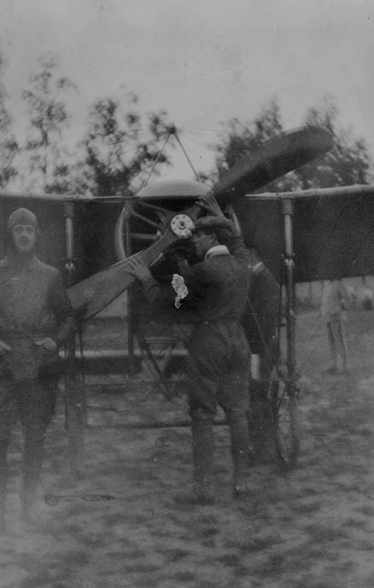 Flygaren Carl Cederström vid flygplan Blériot XI 'Nordstjärnan' vid flygning vid Trossnäs, 1911. Vid propellern står flygmekaniker Ragueneau.