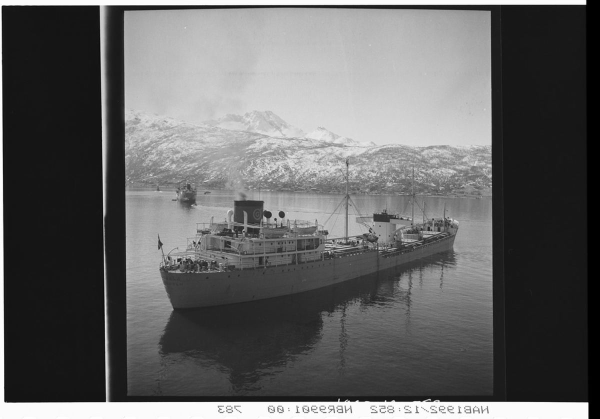 Malmbåt M/S Raunala I legger fra malmkai 1 og 2 i Narvik