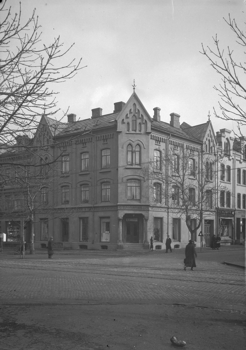 C.T. Johanssons gård, Dronningens gate 32