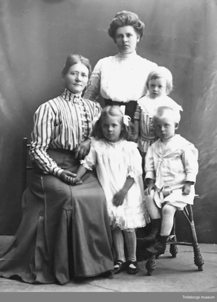 Gruppbild av två kvinnor och tre barn.