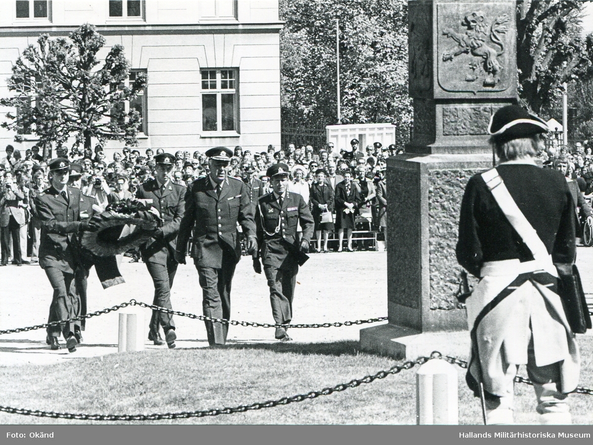 Prinsen nedlägger krans framför minnestenen, som prinsens fader, dåvarande kronprins Gustaf Adolf- invigde 1924.