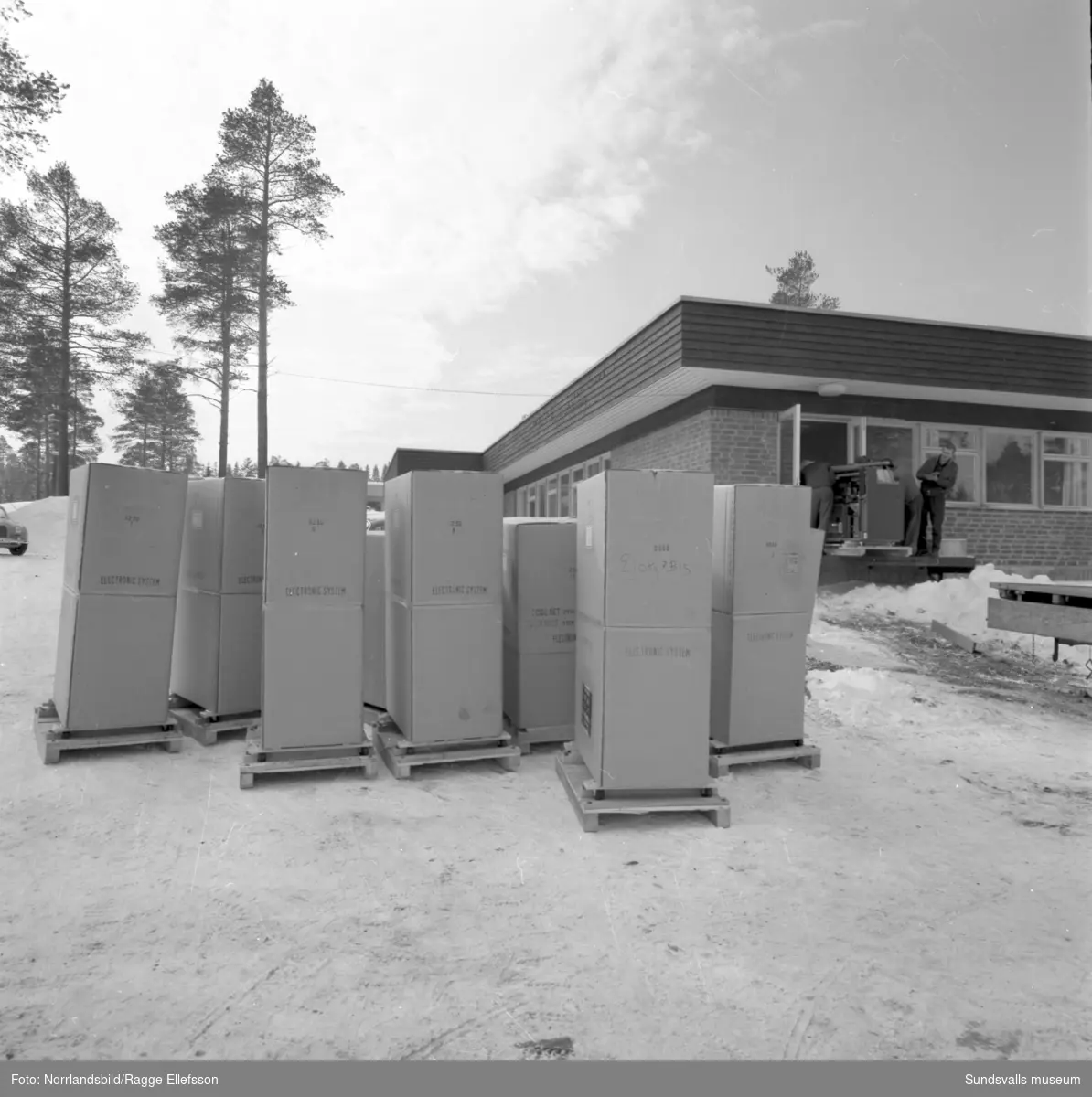 IBM-maskinerna anländer till Skogsbrukets datacentrals nybyggda lokaler på Södra Allén.
