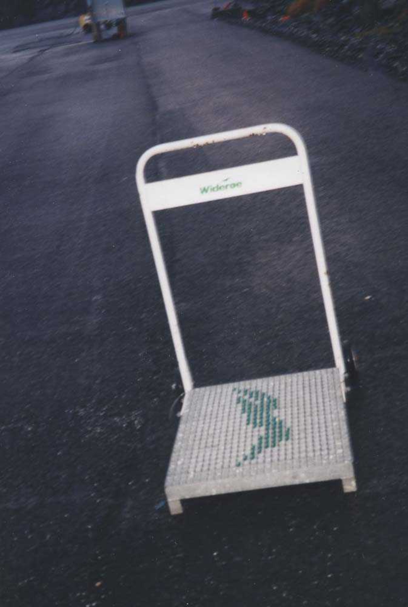 Lufthavn/Flyplass. Bodø. Et eksemplar av Widerøes mobile matte som benyttes til å tørke av fottøyet ved omborstigning.