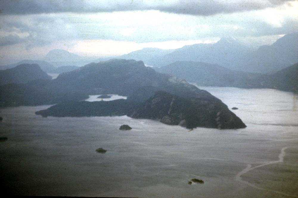 Luftfoto. Fjell og fjorder som passeres på strekningen Florø - Sandane.