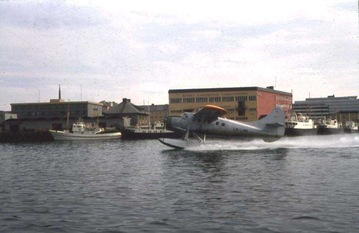Bodø havn. Et sjøfly, LN-LMM, DHC3 Otter fra Widerøe, overtatt fra forsvaret og ennå i forsvarets farver, klar for avgang Bodø havn.