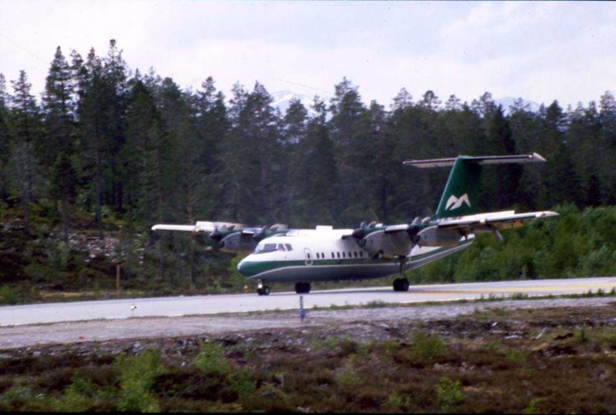 Lufthavn/flyplass. Sogndal/Haukåsen.  Et fly, DHC-7-102 Dash7 fra Widerøe har nettopp landet runway 24.