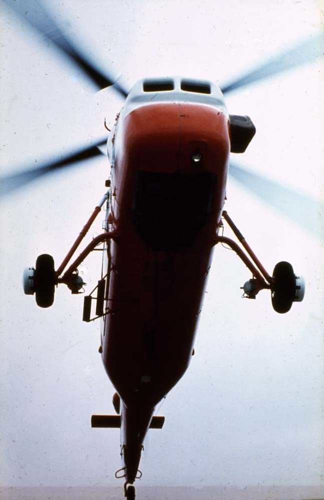 Lufthavn/flyplass. Værøy. Et helikopter, HB-XDT, S-58T fra Helilift AS Hamar, brukt som transport Bodø-Værøy v.v. før flyplassen på Nord-Værøy ble bygget.  Widerøes konsesjon.