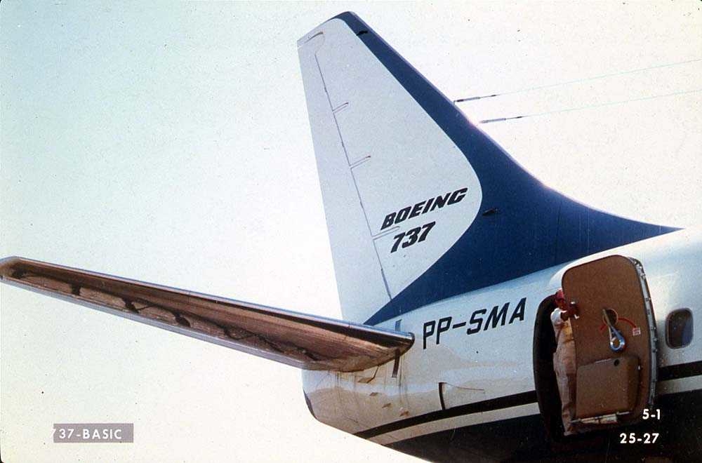 Halepartiet på ett fly, Boeing 737-200 PP-SMA. En person står i døråpningen.