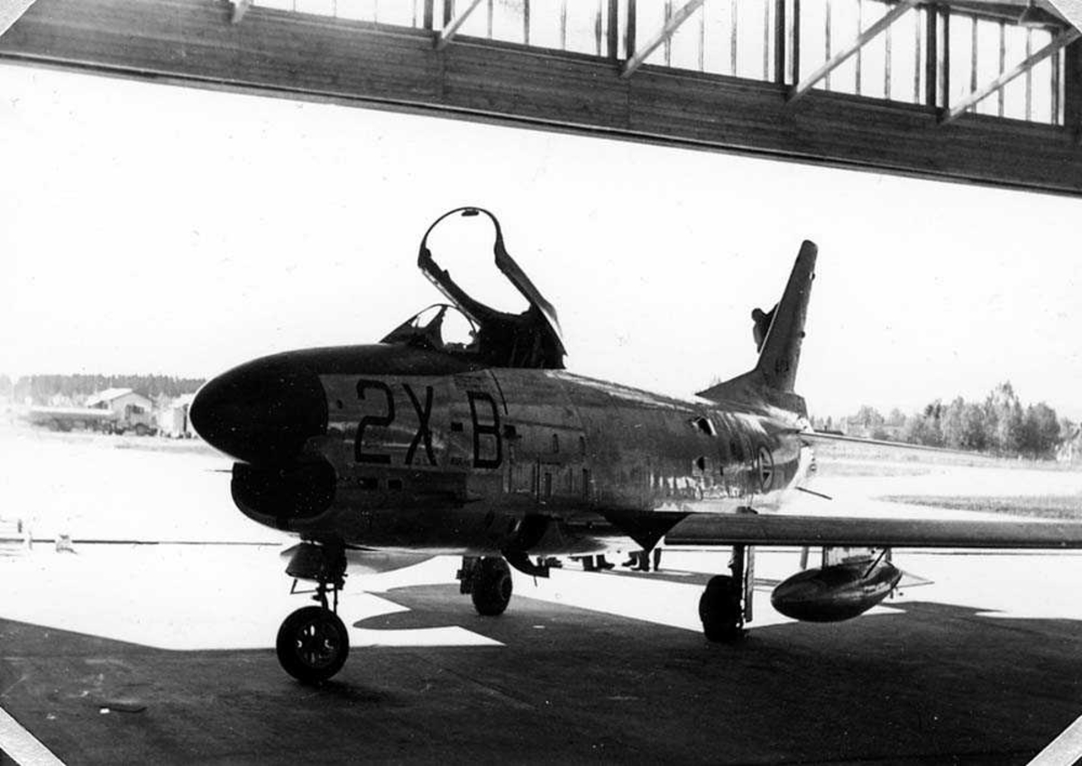 Lufthavn. Ett fly på bakken. F-86K