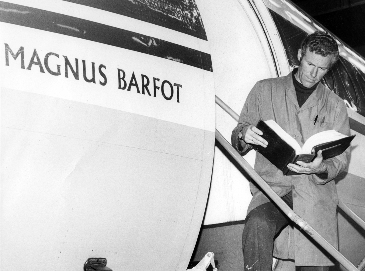 En person som står i en flytrapp på en Fokker F-28 LN-SUO "Magnus Barfor" fra Braathens SAFE.