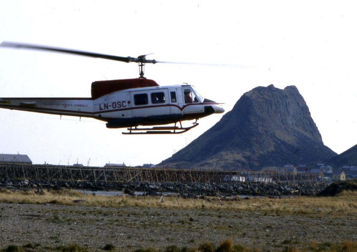 Lufthavn (heliport). Et helikopter, LN-OSC, Bell 212 fra Helikopter Service, lander på Widerøe rute.