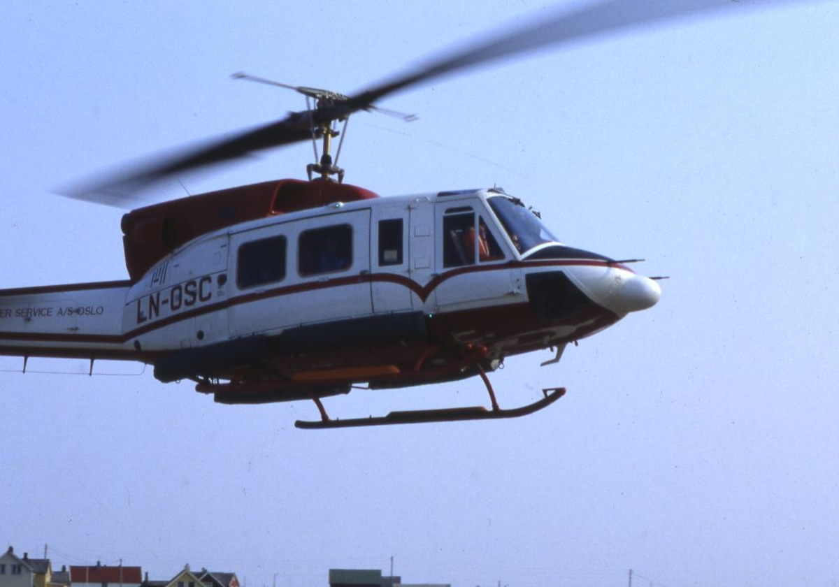 Lufthavn (heliport). Et helikopter, LN-OSC, Bell 212 fra Helikopter Service, inn for landing. Opererer Widerøe rute.