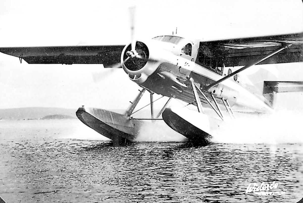 1 fly i ferd med å lette/lande på vannet, D.H. Otter.