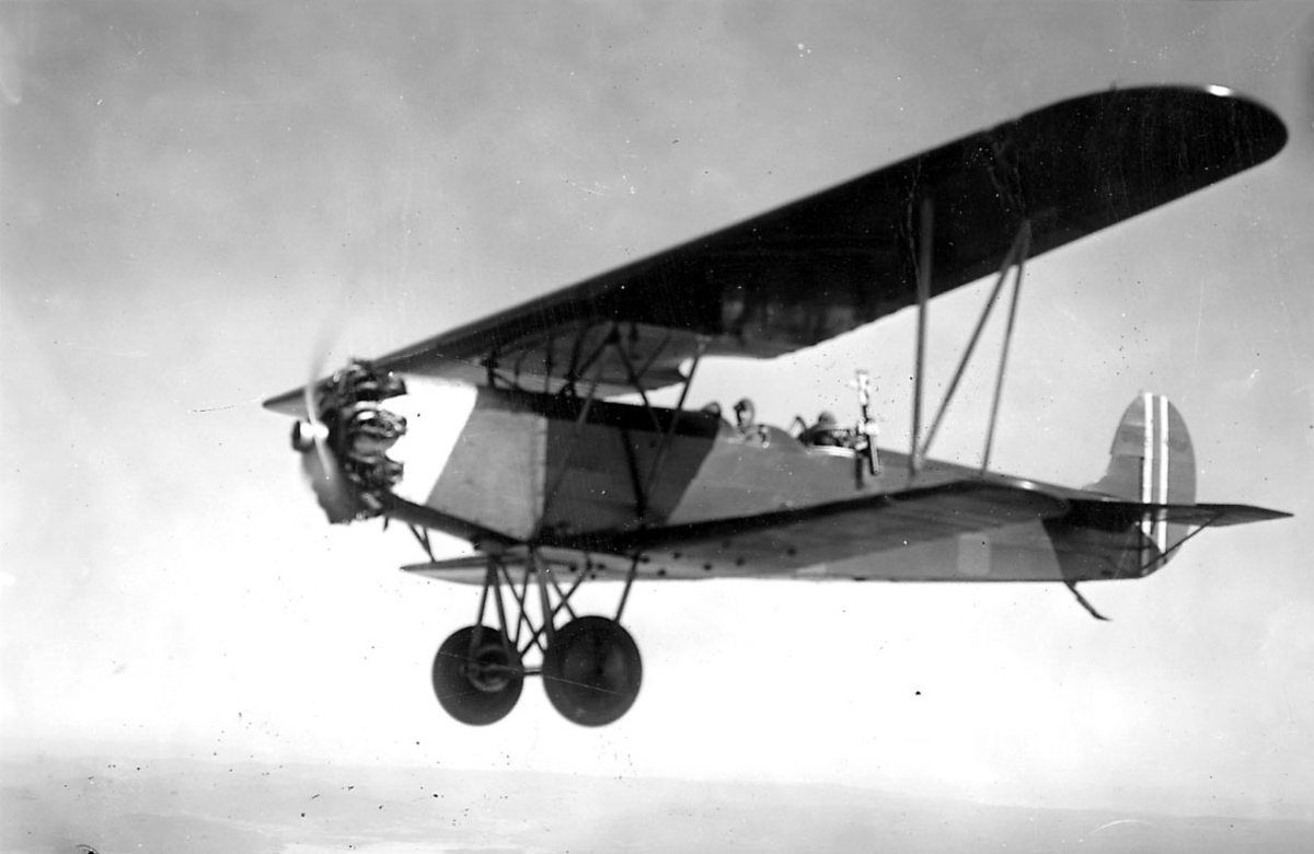 Luftfoto, ett fly i luften, Fokker C.V.E. Fra siden. to personer, flygere, i cockpit. 