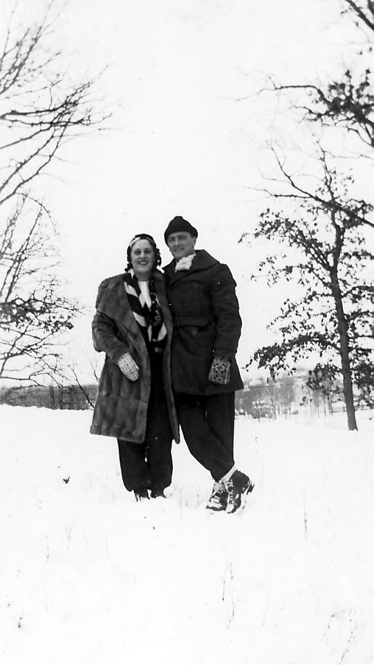 Portrett, to personer (kvinne og mann) tatt utendørs. Snø på bakken