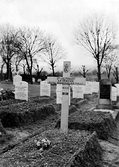 Kirkegård med flere gravstøtter. Støtten i forgrunnen med bl.a. påskrift "Lieutnant E.N. Ericksen, Royal Norwegian Air Forces".