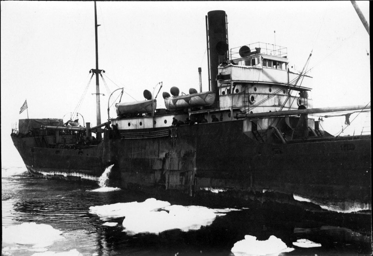 S/S "Chantier, fartøyet som Byrd brukte, på havna. Noen små isflak sees.