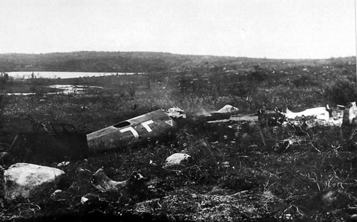 Ødelagt fly, flyvrak på bakken, Bf 109 E-7 (4912), etter nedskyting.  