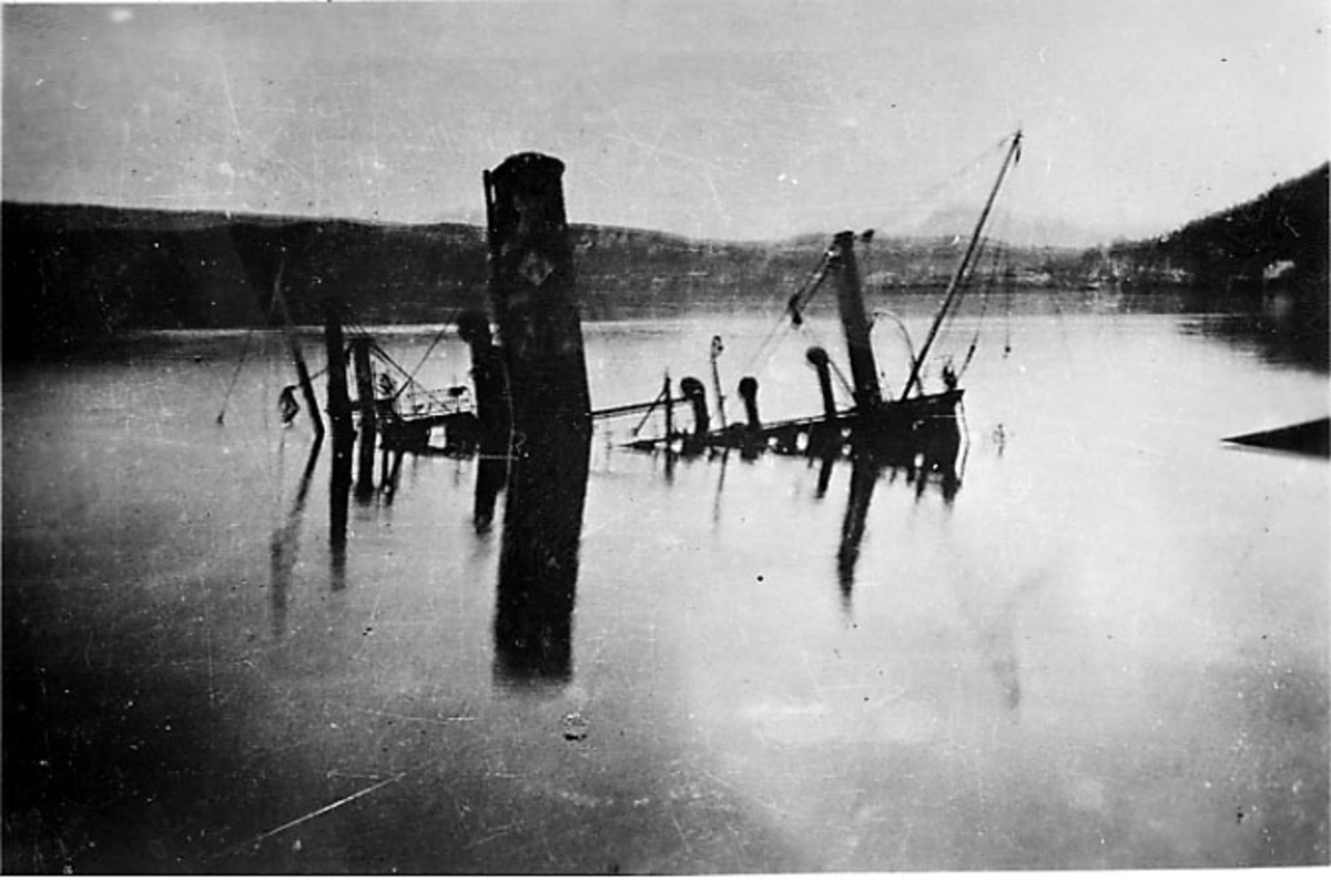 Fartøy nedsunket på havna. Narvik under 2. verdenskrig.