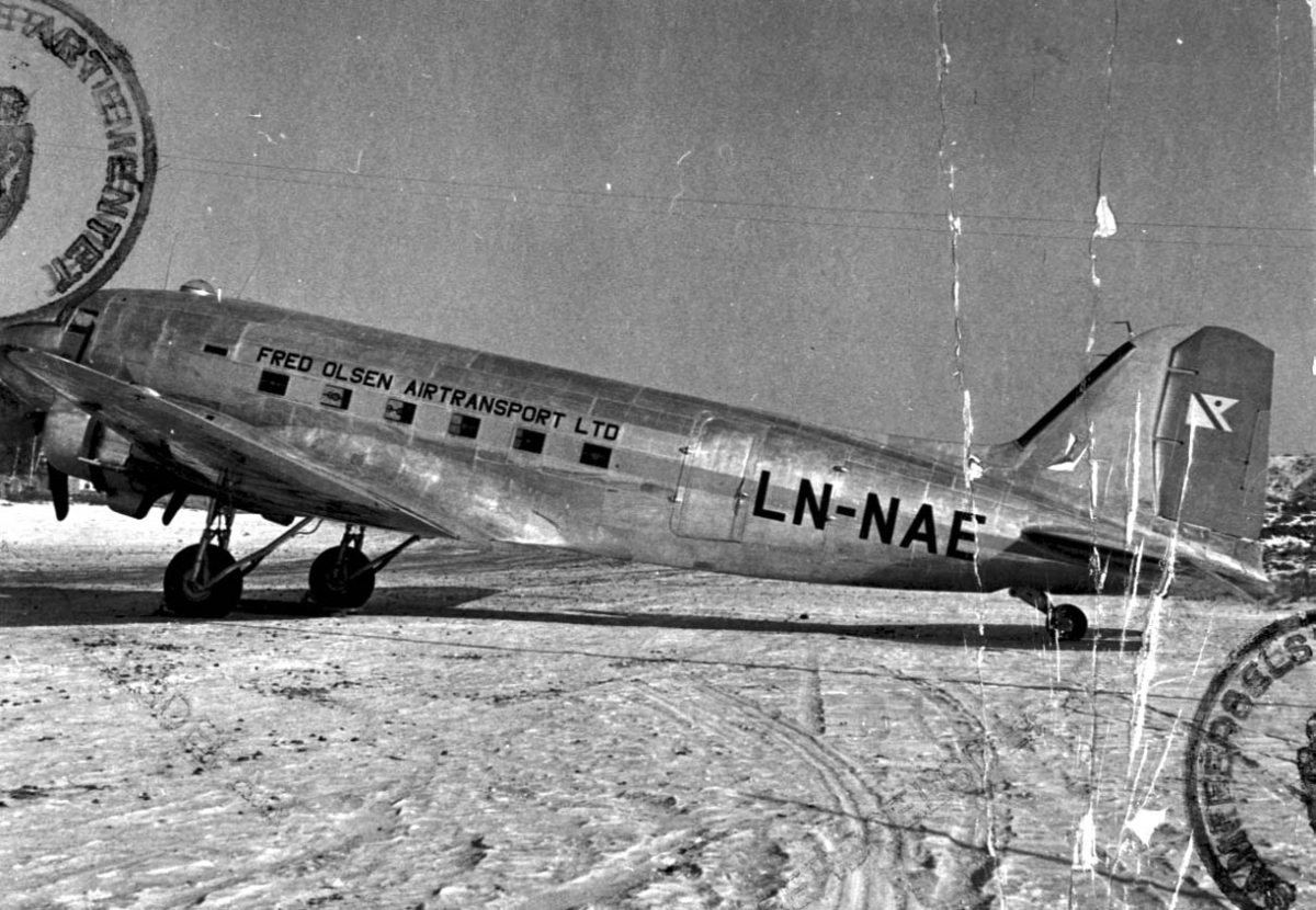 Lufthavn, 1 fly på bakken, Douglas DC-3 C-47 Dakota A-5-DK LDB 166 LN-NAE fra Fred Olsens Flyselskap A/S.