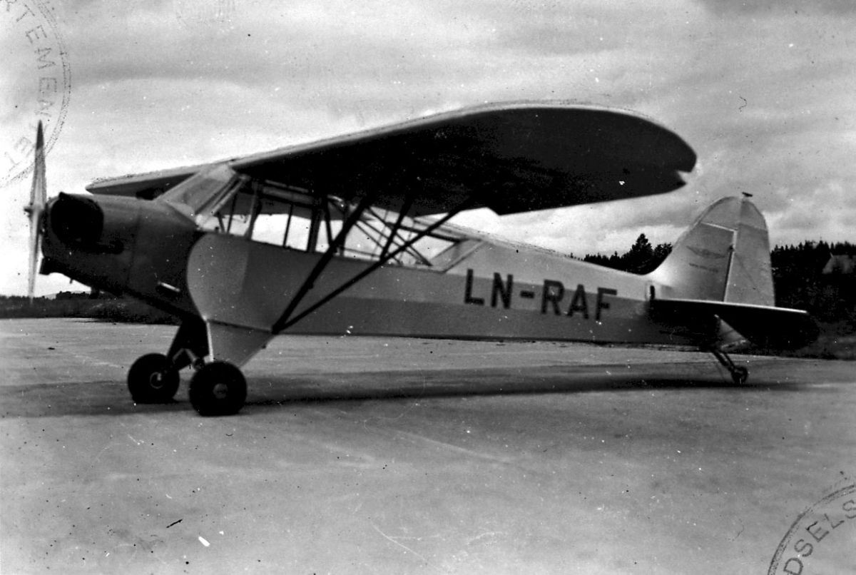 Lufthavn, 1 fly på bakken Piper L 4 J Cub LDB 258 LN-RAF fra Ser-Fo Fk Fornebu.