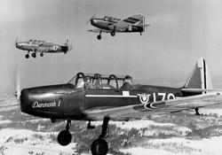 Luftfoto. 3 fly i formasjon Fairchild PT-26-FA Cornell I og 