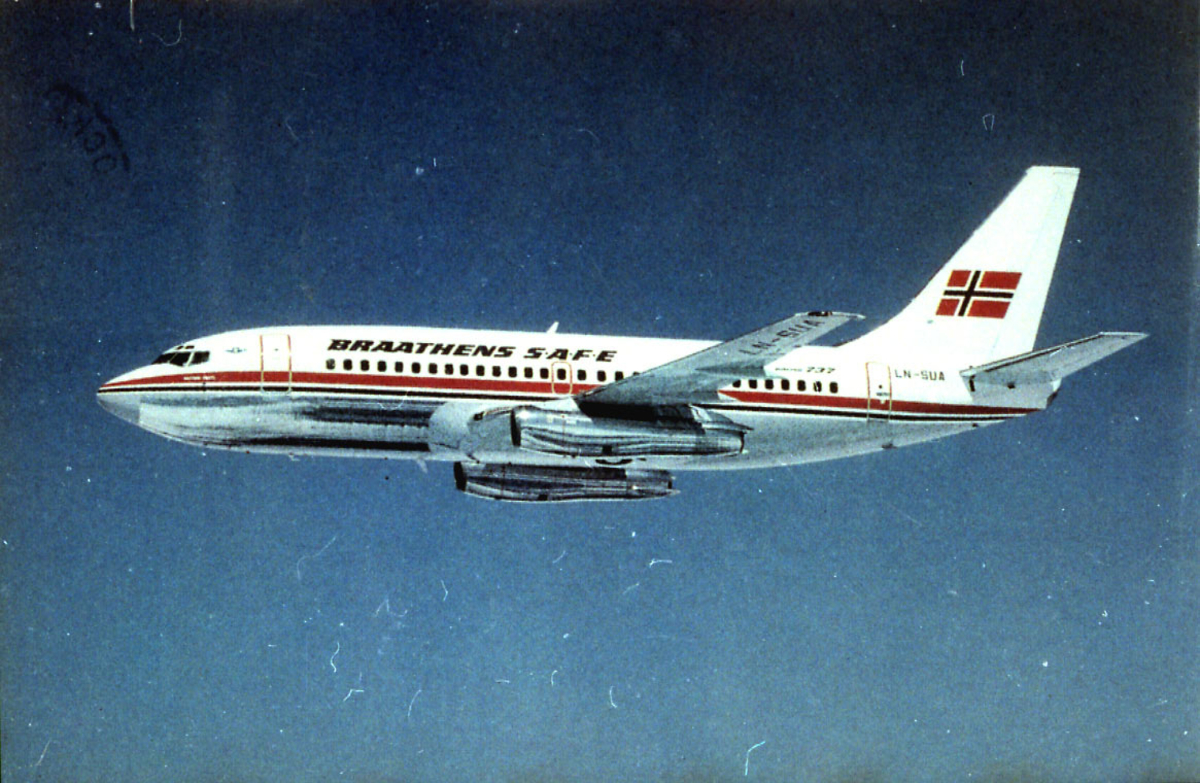 Luftfoto, 1 fly Boeing 737-205, LN-SUA "Halvdan Svarte" (senere "Inge Krokrygg") fra Braathens Safe.