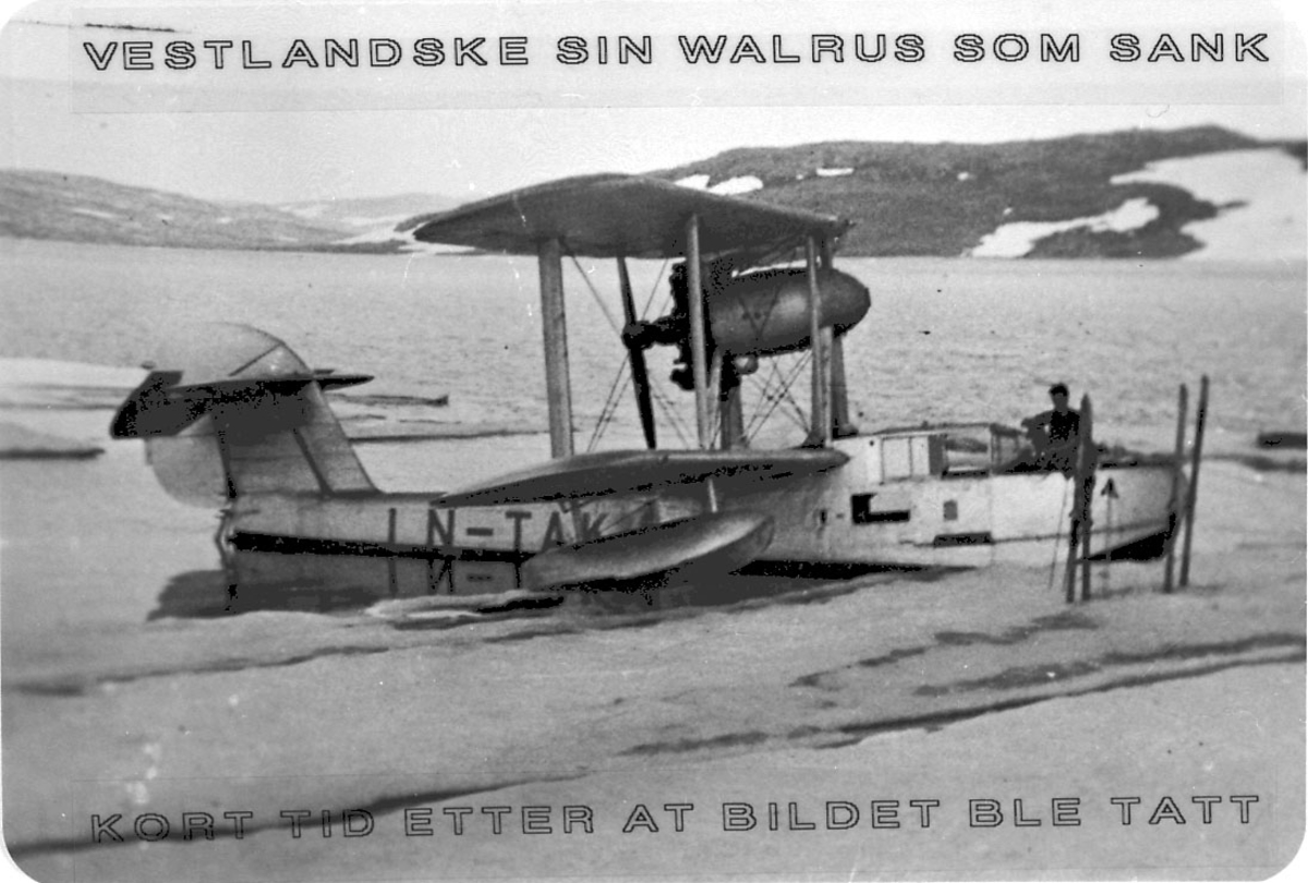 Maskinkopi av 1 foto. Lufthavn/sjøflyhavn. 1 fly Supermarine SR6S Walrus-1, LN-TAK, fra Vestlandske Flyselskap A/S, ved strandkanten.