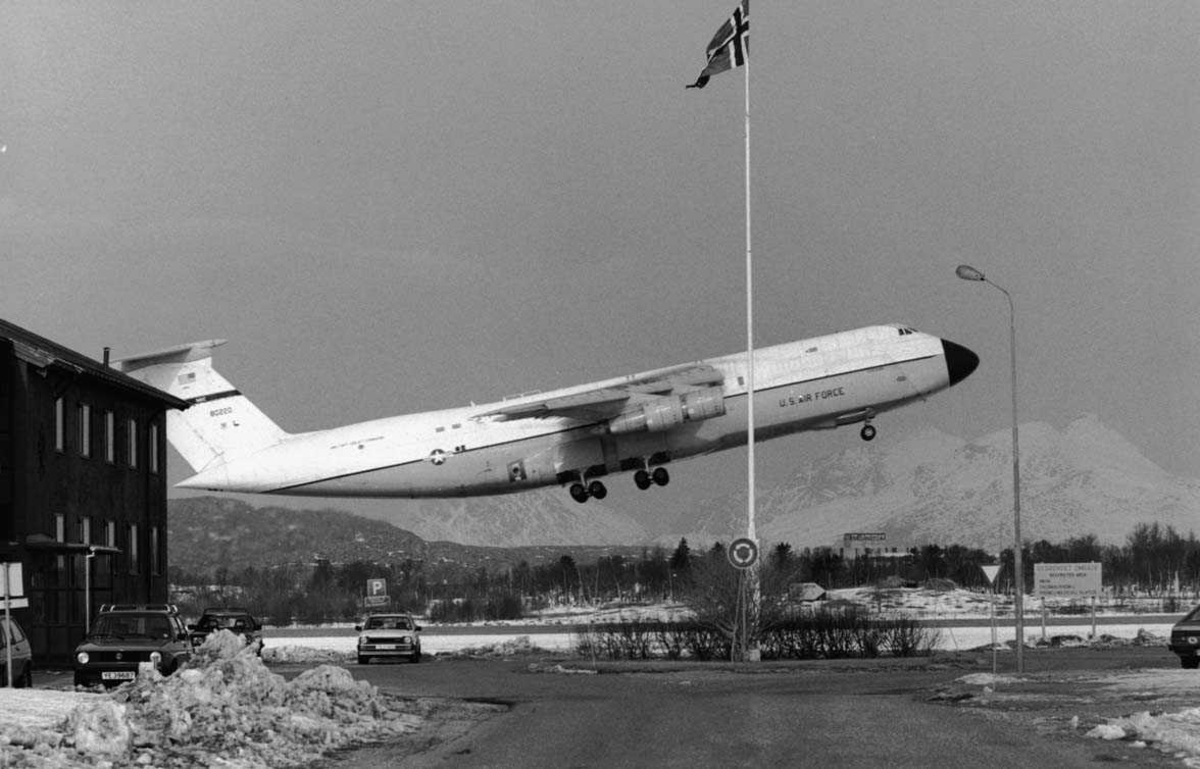 Lufthavn-flyplass  En Lockheed  C-5 Galaxy letter fra Bodø flyplass.