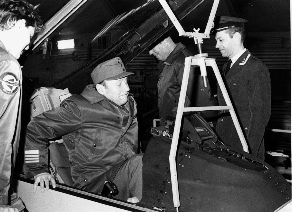 Lufthavn-flyplass   Fire personer, en setter seg i cockpiten på et fly. 