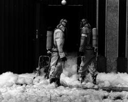 To røykdykkere etter innsats.