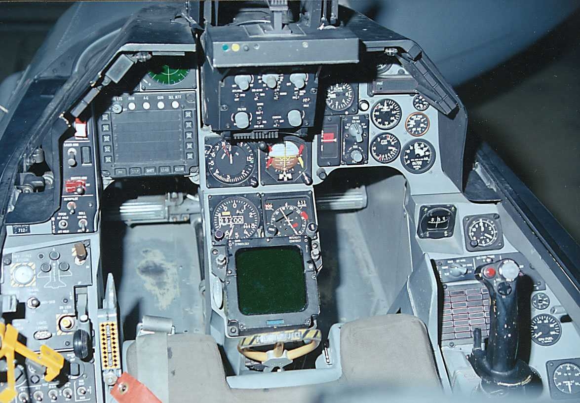 Lufthavn-flyplass.   Cockpit F-16 