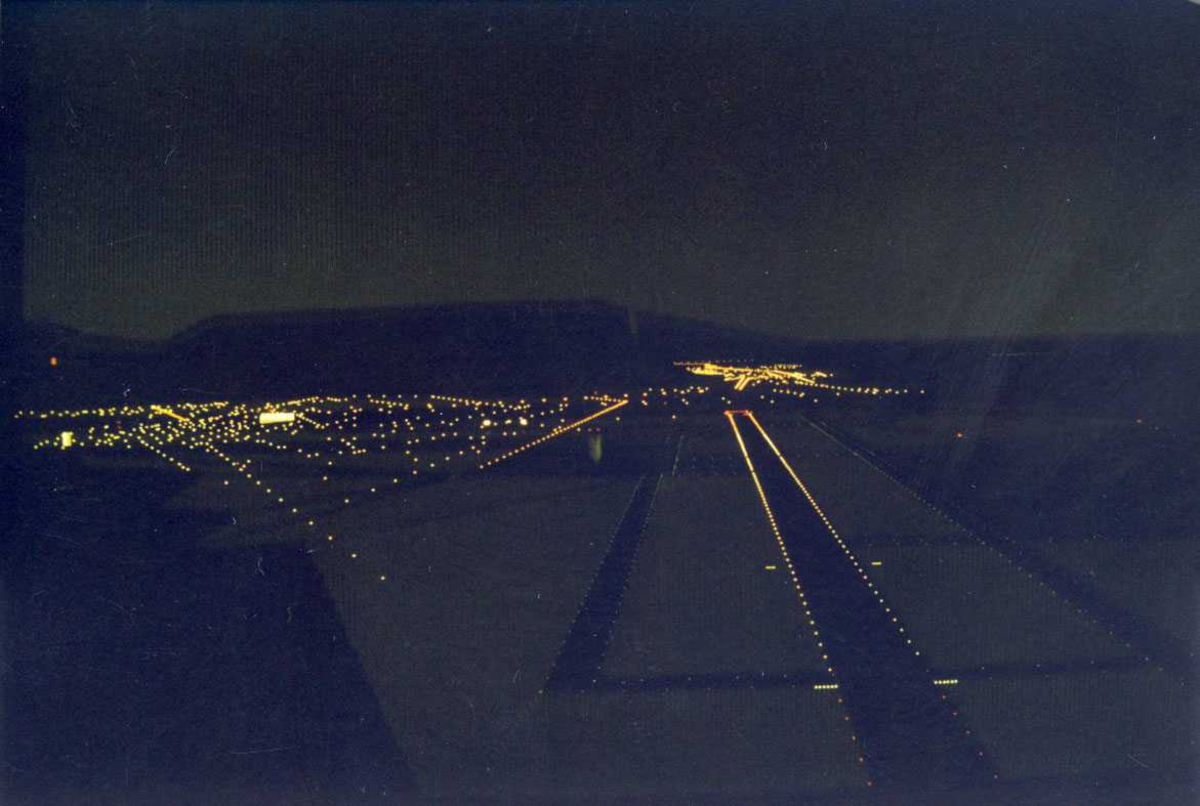 Lufthavn-flyplass. F-16 simulator innflyging  landing natt.