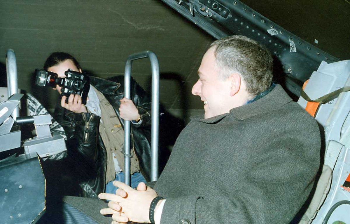 Besøk. Den russiske utenriksminister i Cockpit på F-16, en pressefotograf i bakgr.