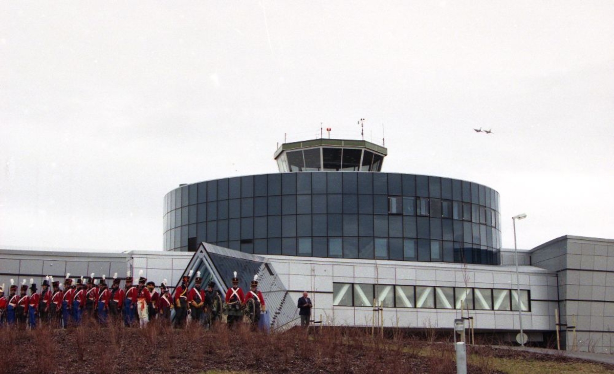Landskap.
Norsk Luftfartsmuseums åpning militære del. Nyholmen Skandse Compagnie oppstilt foran inngangspartiet.