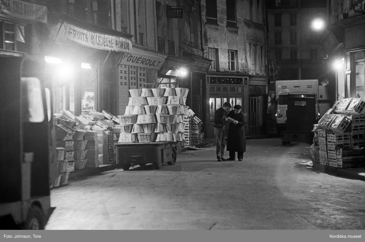 Två män på gata i området runt Les Halles i Paris.