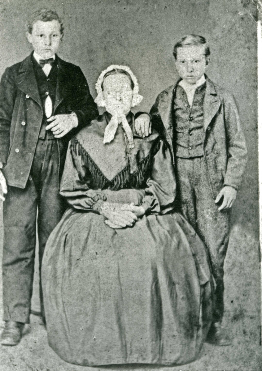 Portrett - Dame med hodeplagg flankert av to gutter - Gruppebilde.