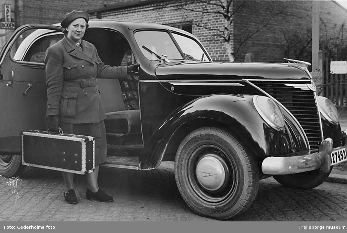 Barnmorska bredvid en bil, Matford V8 F92A 1939.