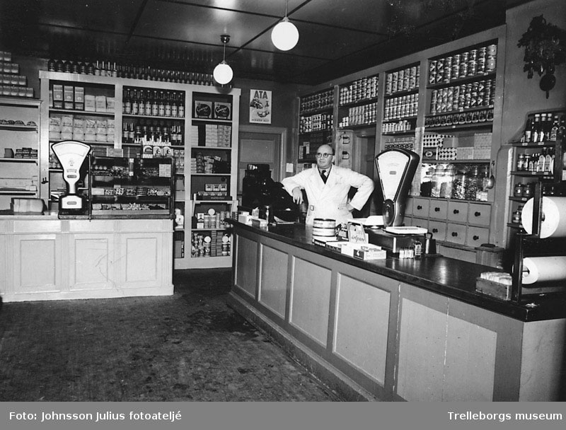 Magnus Påhlsson i sin speceriaffär på Västergatan 3 - där ordningen tycks ha varit fullkomlig. Bilden är tagen 1943.