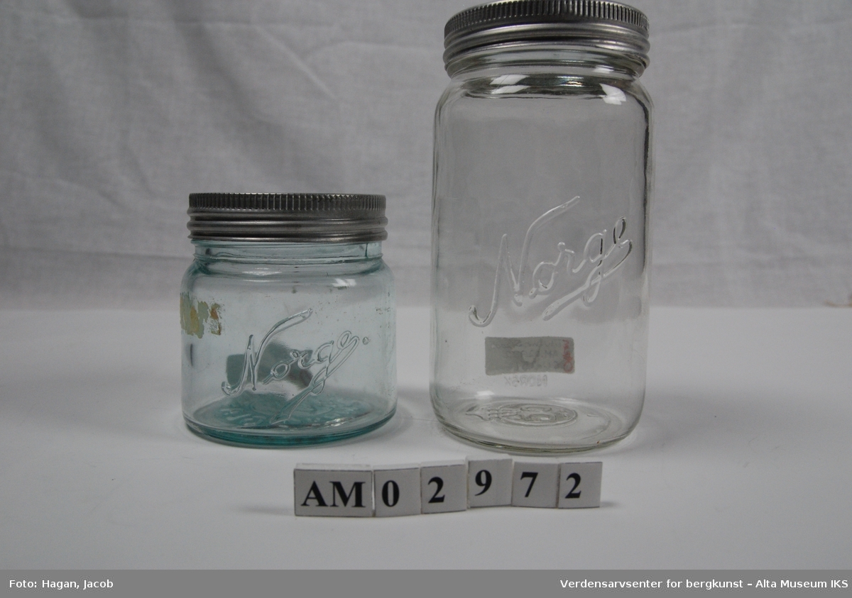 Form: Klassisk Norgesglass-form (2-liters, 1-liters, 1/2 liters)

gummipakningen er inntakt